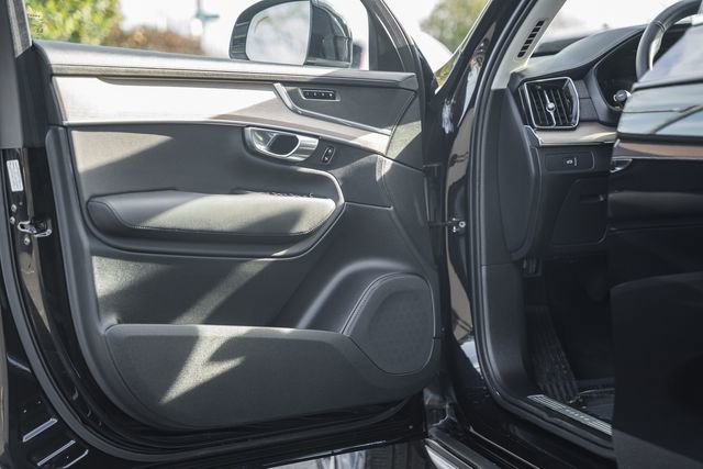 Used 2025 Volvo XC90 B6 Plus image 38