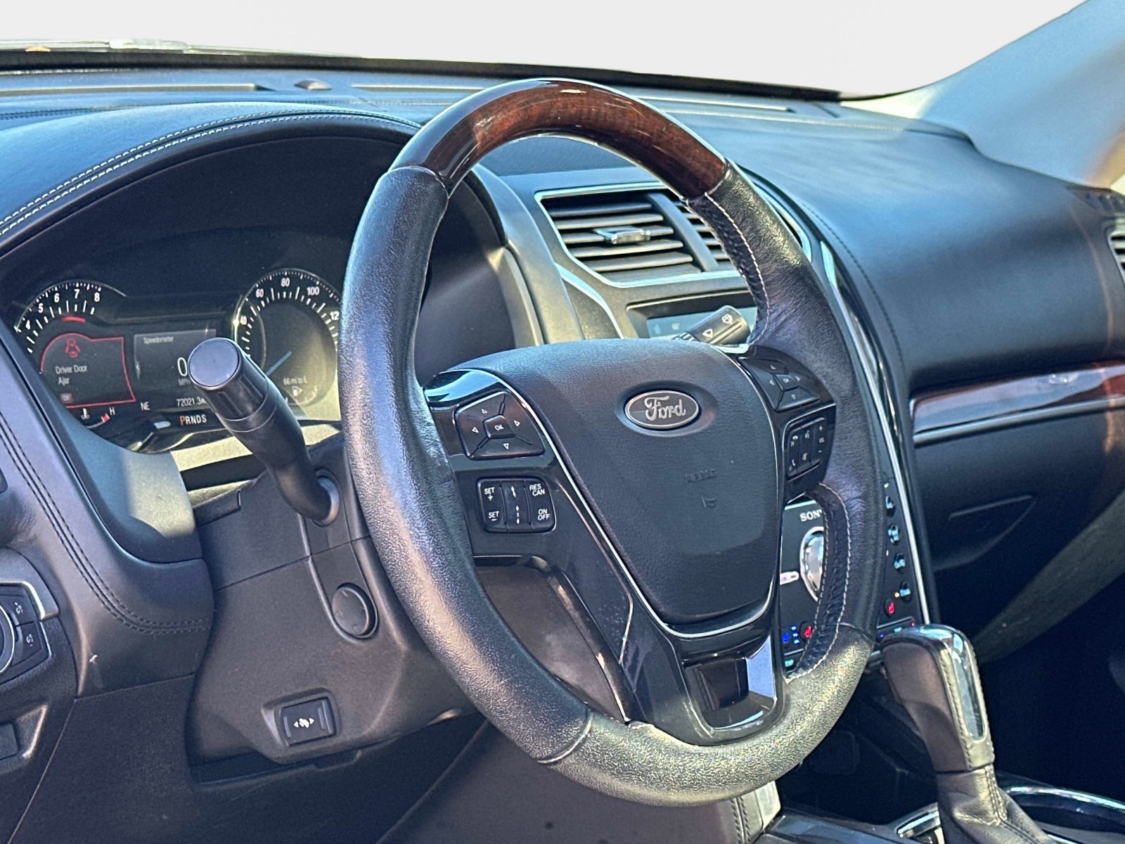 Used 2018 Ford Explorer Platinum image 31