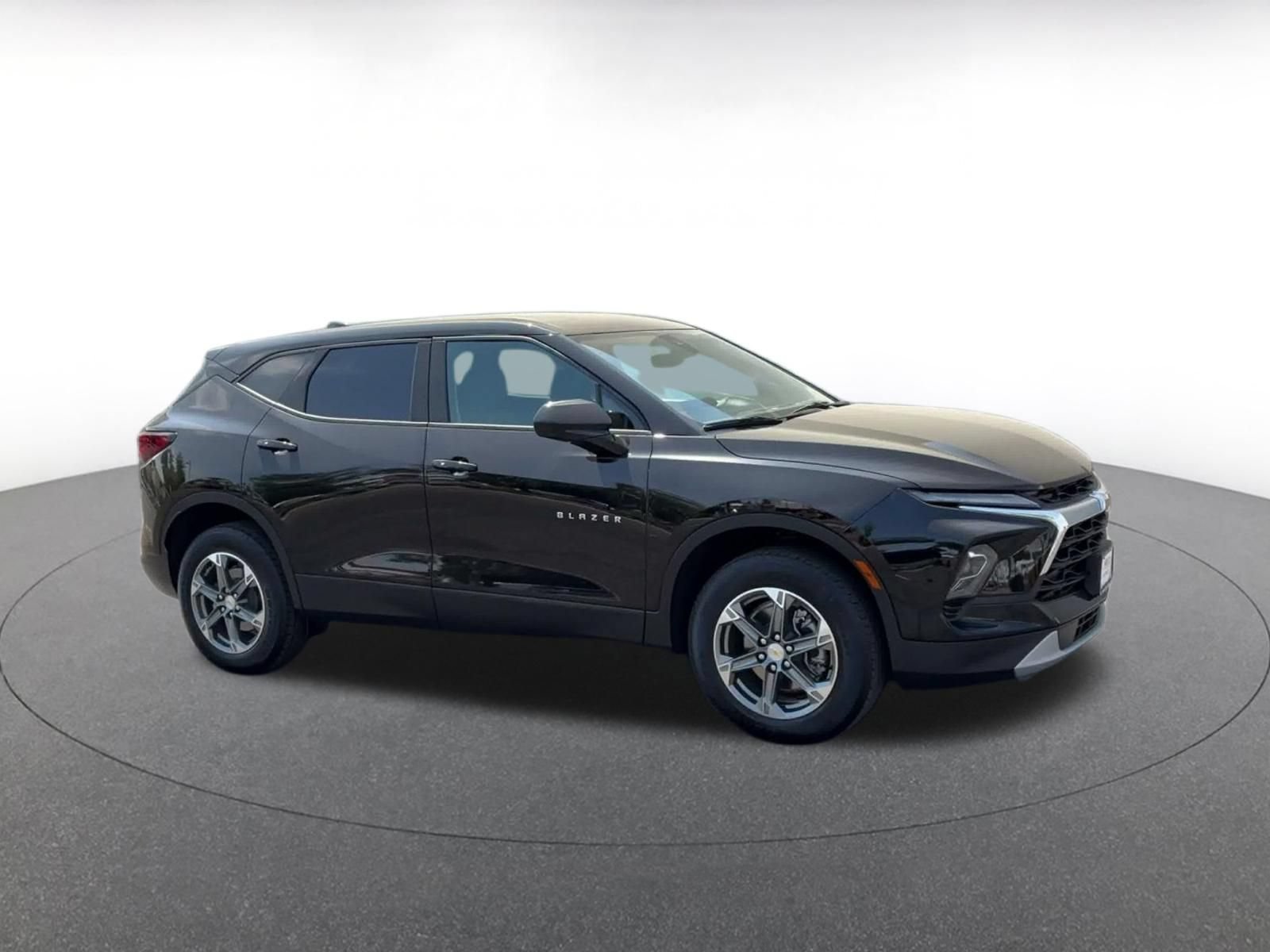 Used 2025 Chevrolet Blazer LT FWD image 2