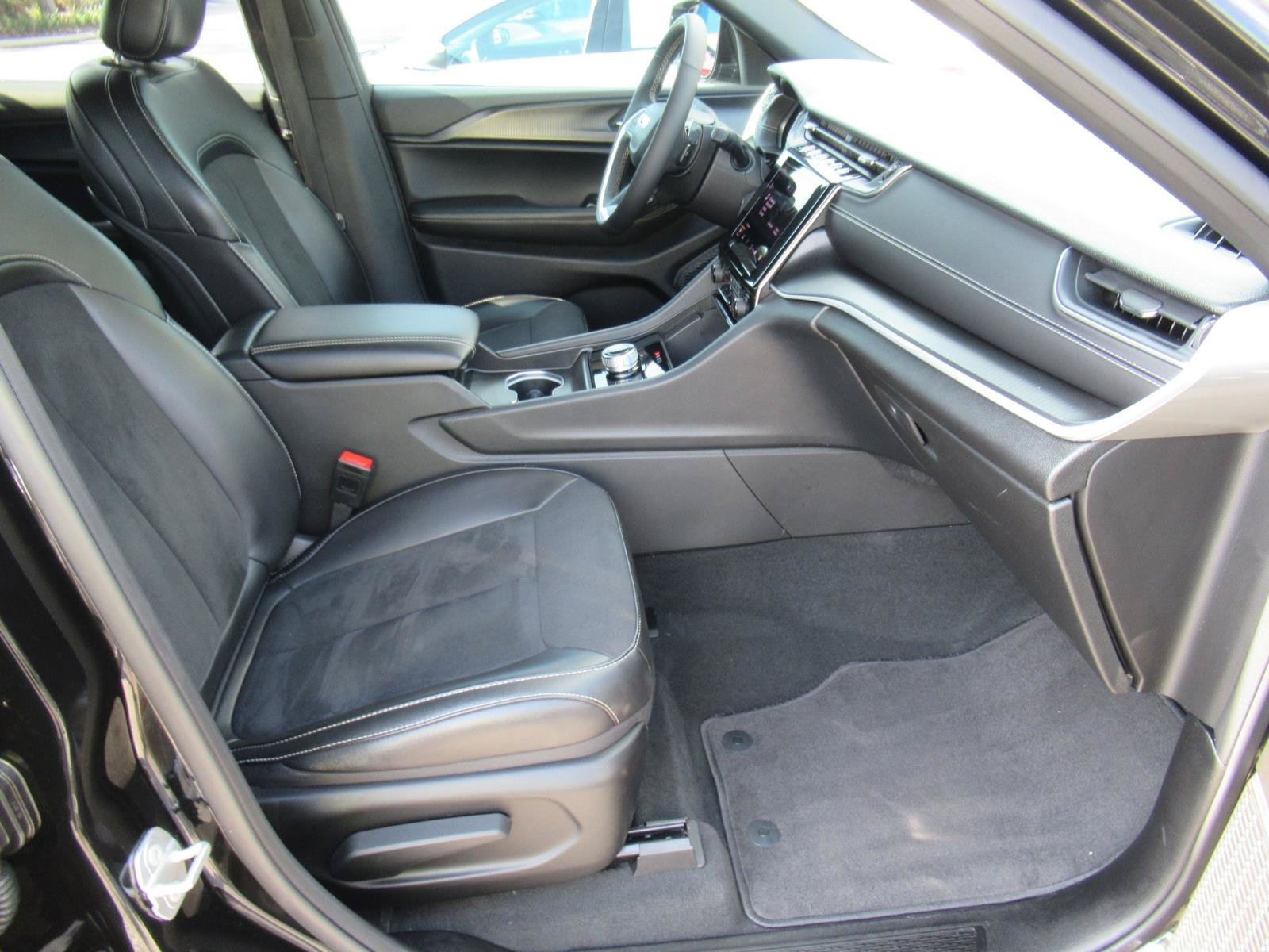 Used 2025 Jeep Grand Cherokee L Laredo RWD image 11
