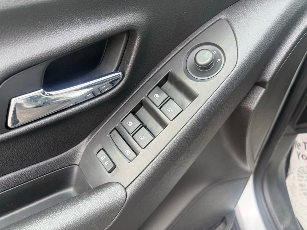 Used 2017 Chevrolet Trax LT w/ LT Convenience Package AWD/4WD image 11