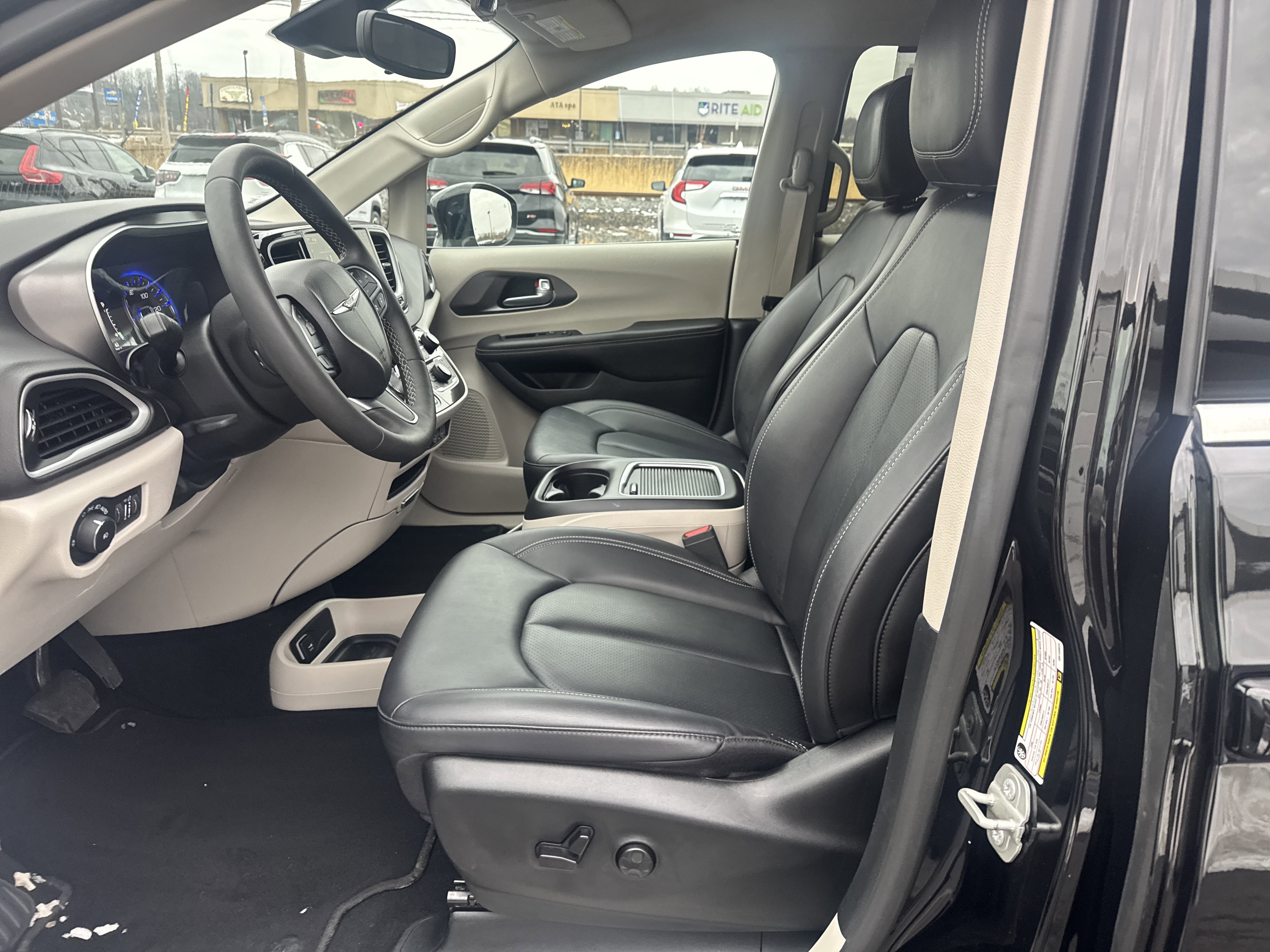 Used 2024 Chrysler Pacifica Touring-L image 12