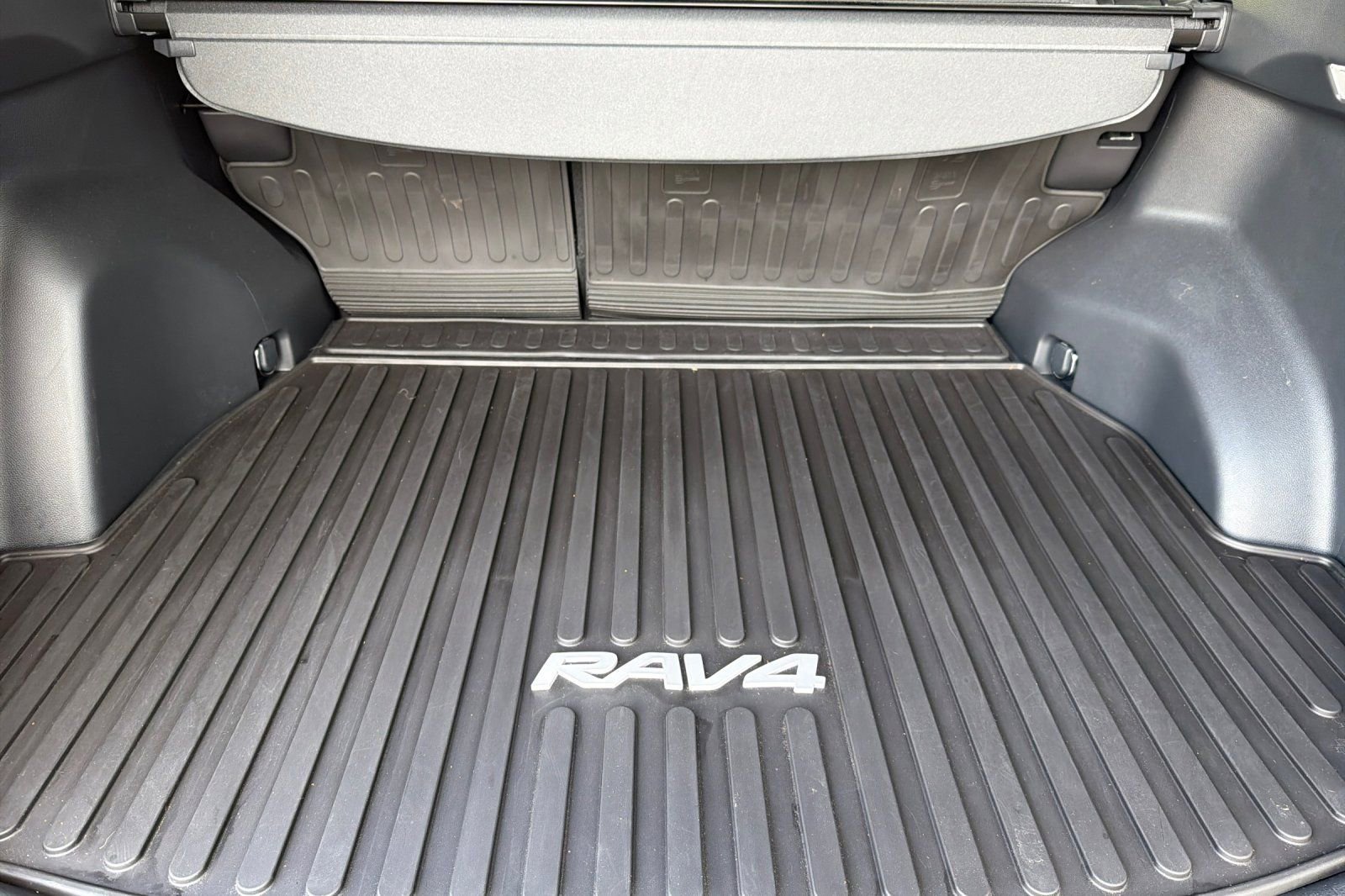 Used 2023 Toyota RAV4 SE w/ Convenience Package image 12