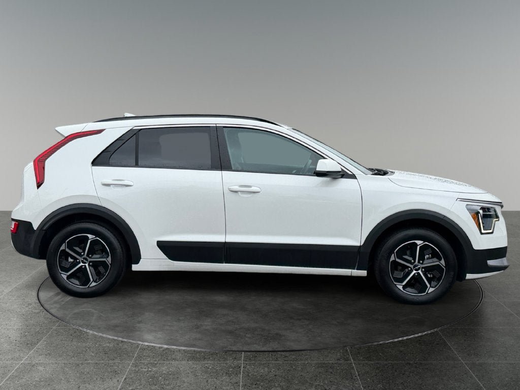 Used 2025 Kia Niro LX FWD image 11