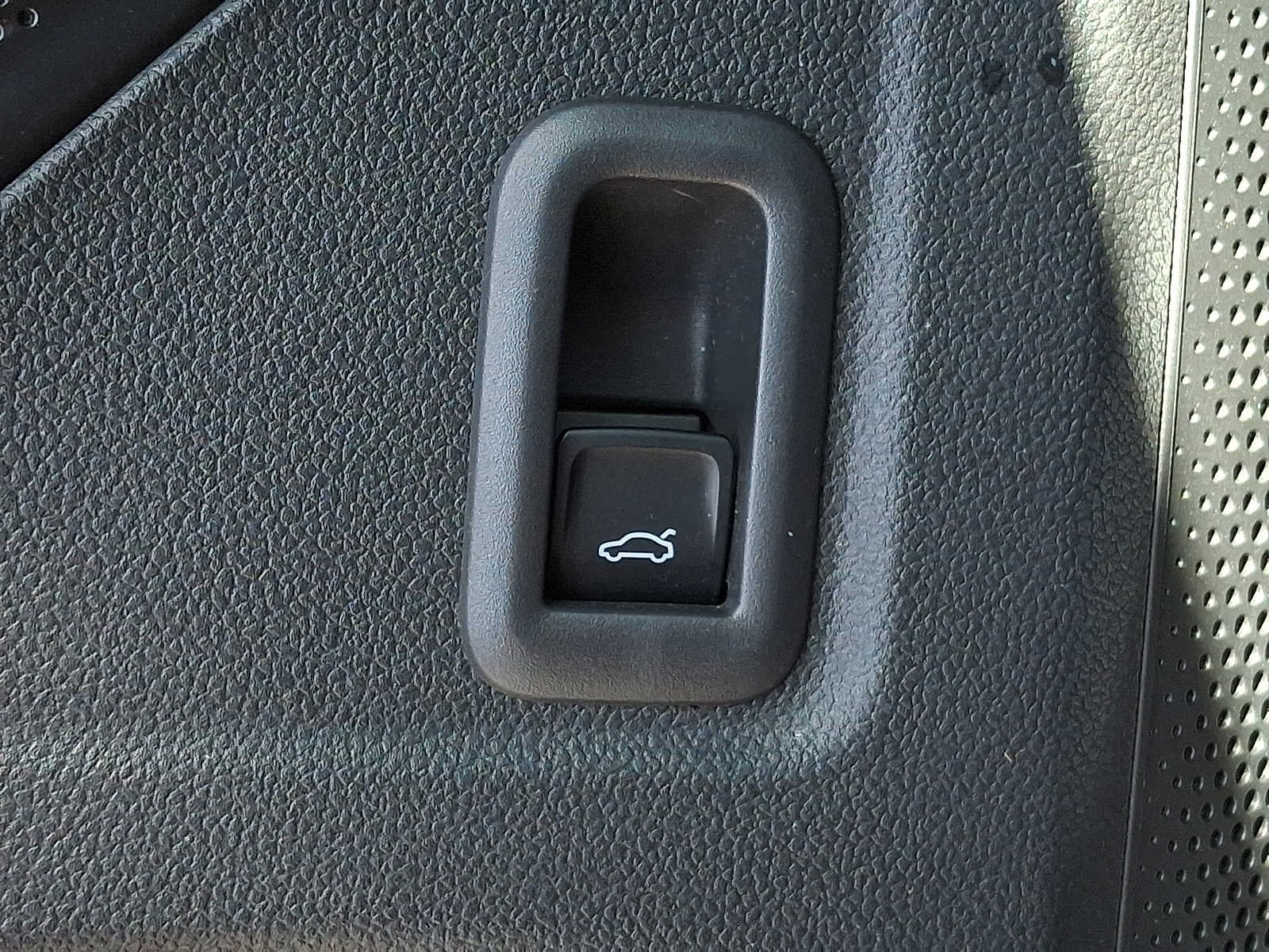 Used 2025 Volkswagen Tiguan SE w/ Panoramic Sunroof Package AWD/4WD image 24