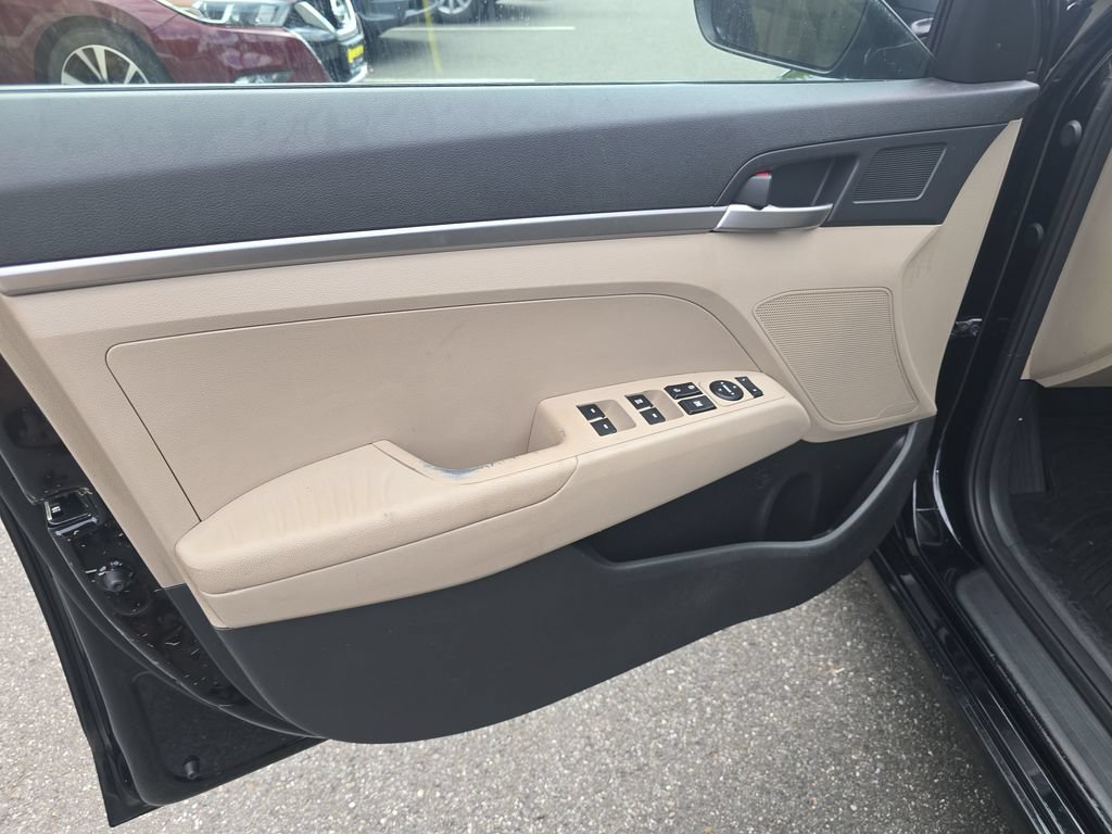 Used 2020 Hyundai Elantra SE w/ Winter Weather Package FWD image 11