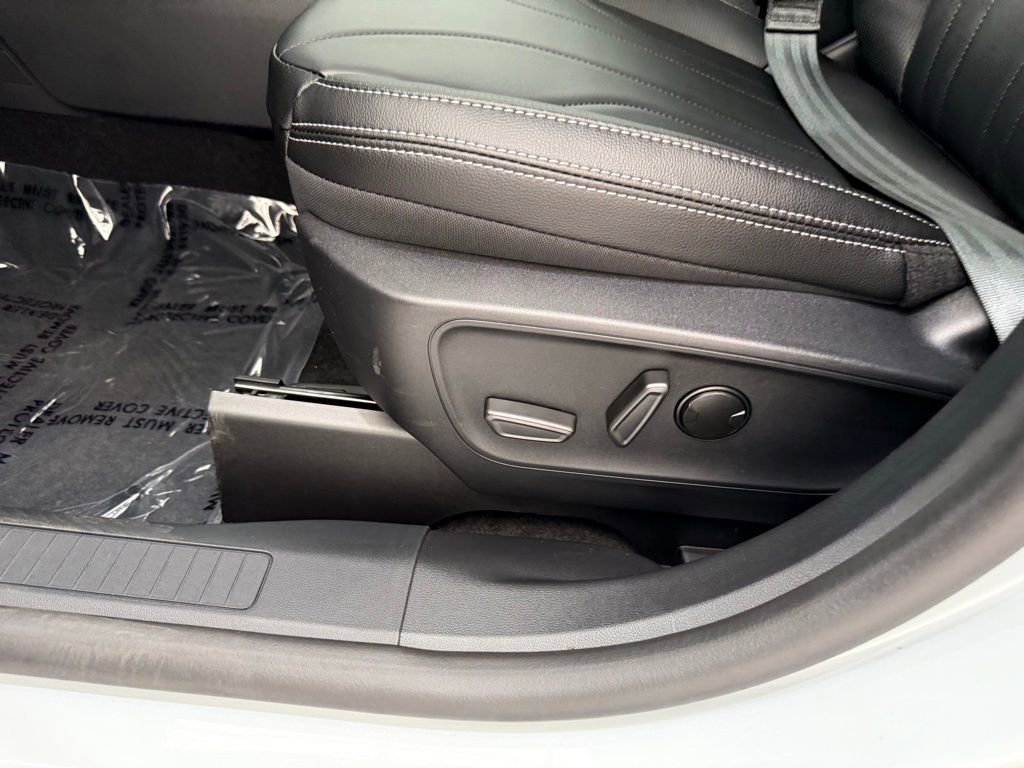 New 2025 Ford Escape SE w/ PHEV Premium Package image 13