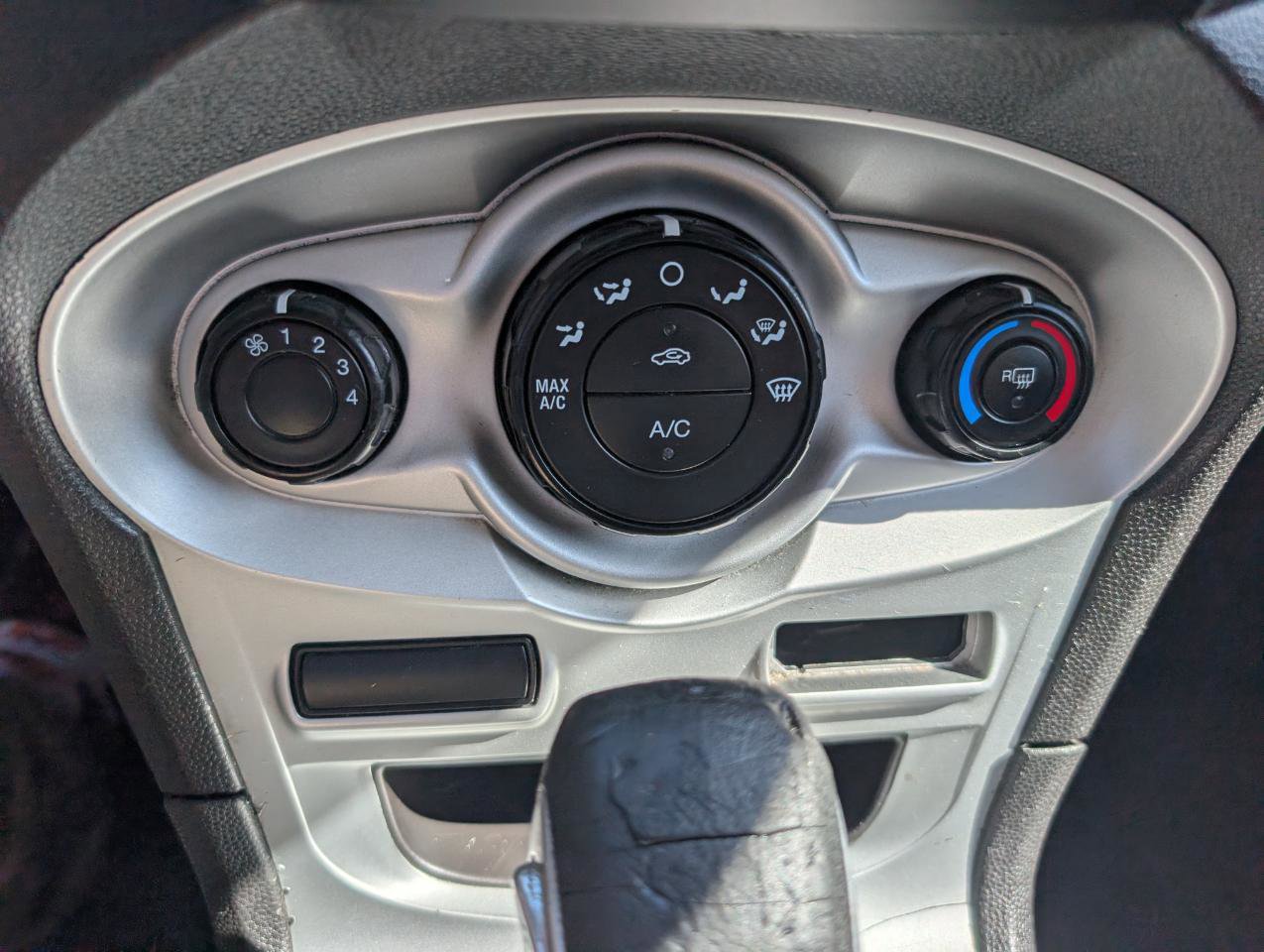 Used 2015 Ford Fiesta SE FWD image 22