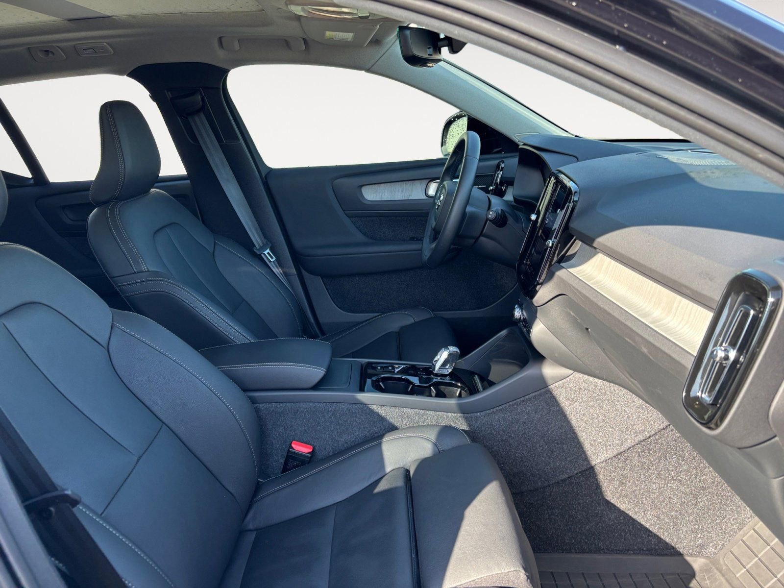 New 2025 Volvo XC40 B5 Plus w/ Protection Package Premier image 15