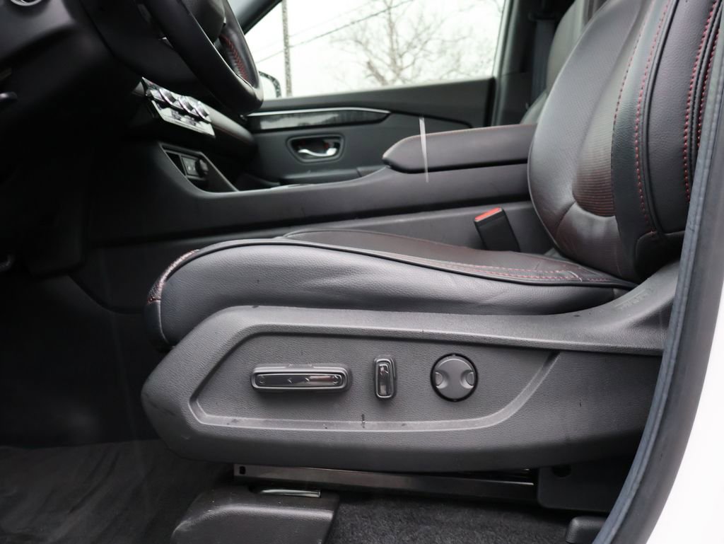 Certified 2025 Honda Pilot Black Edition image 33