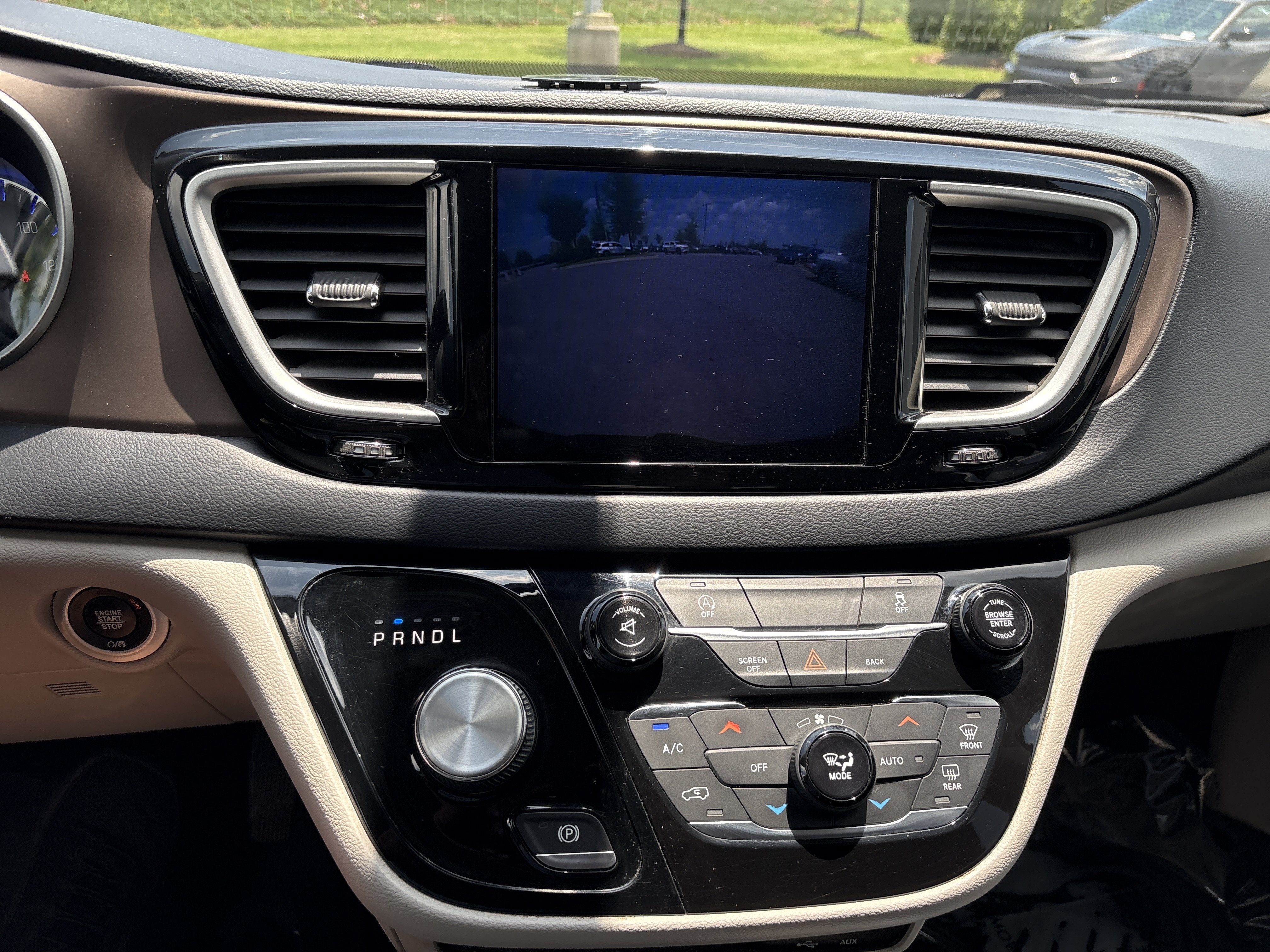 Used 2017 Chrysler Pacifica Touring Plus w/ Tire & Wheel Group FWD image 28