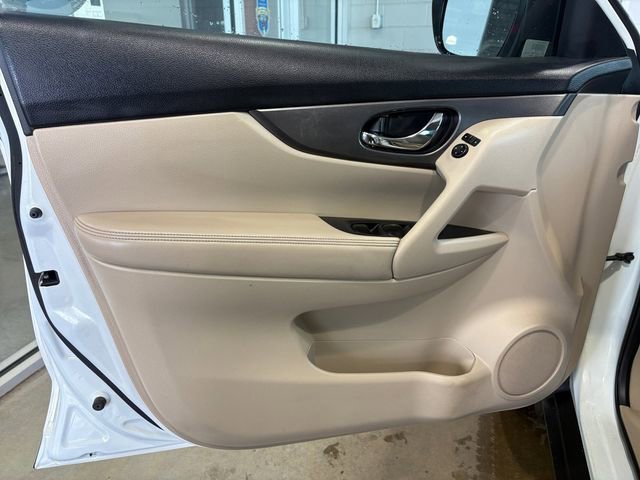 Used 2015 Nissan Rogue S image 16