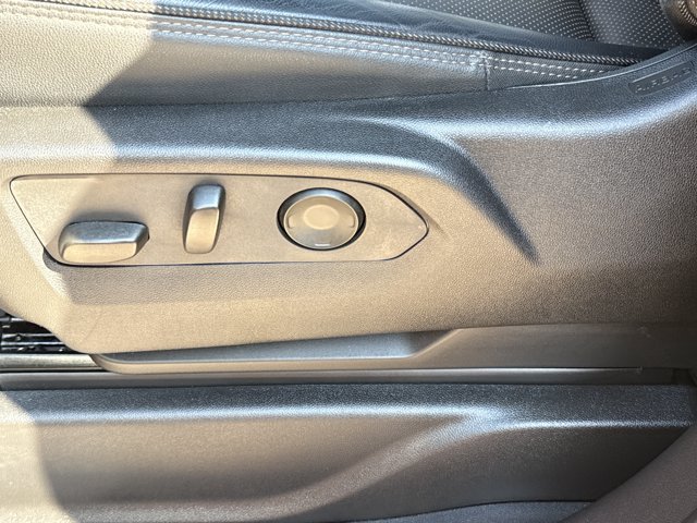 Used 2025 Chevrolet Tahoe High Country AWD/4WD image 18
