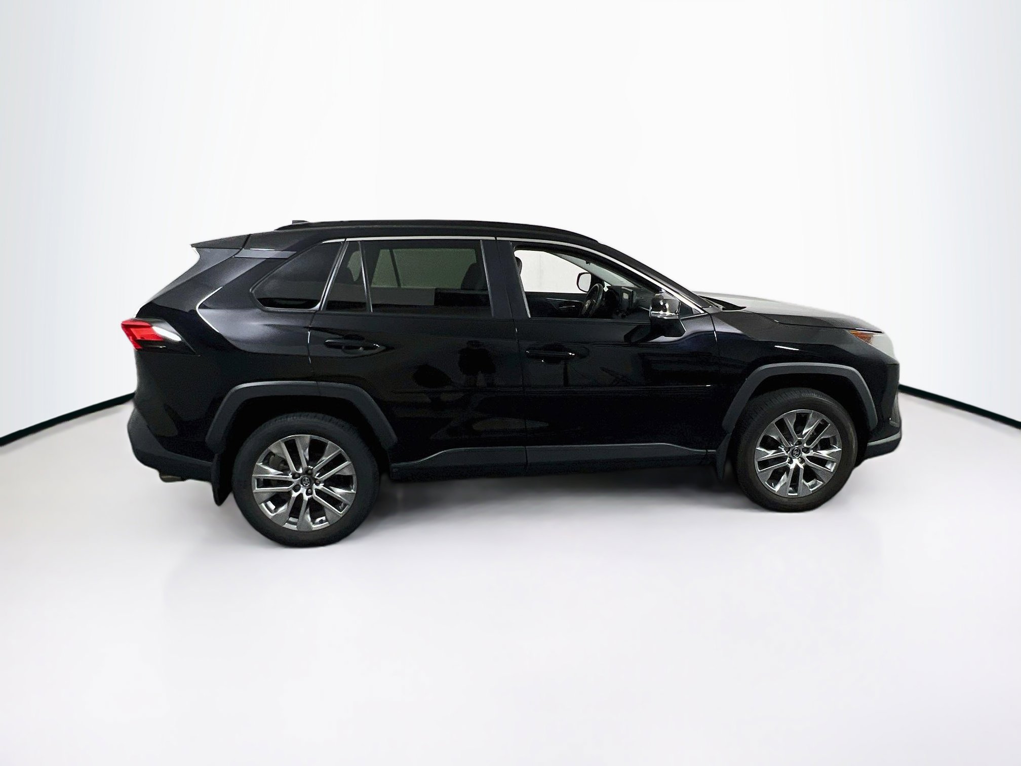 Used 2021 Toyota RAV4 XLE Premium AWD/4WD image 4