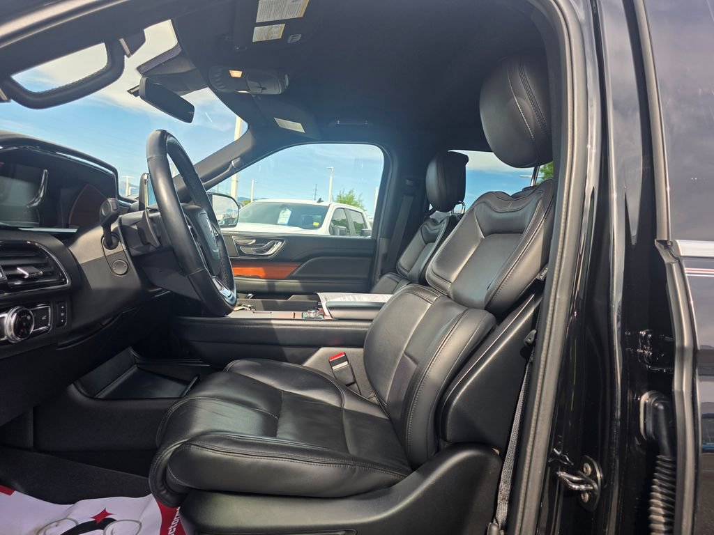 Used 2018 Lincoln Navigator Select w/ Technology Package AWD/4WD image 5