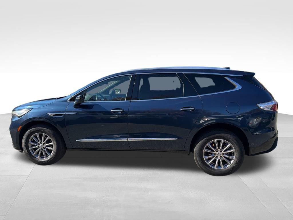 Used 2023 Buick Enclave Essence image 3