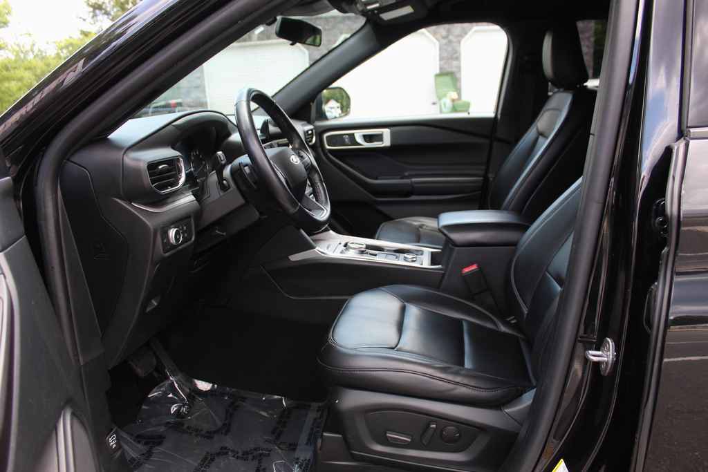 Used 2020 Ford Explorer XLT w/ Equipment Group 202A AWD/4WD image 26
