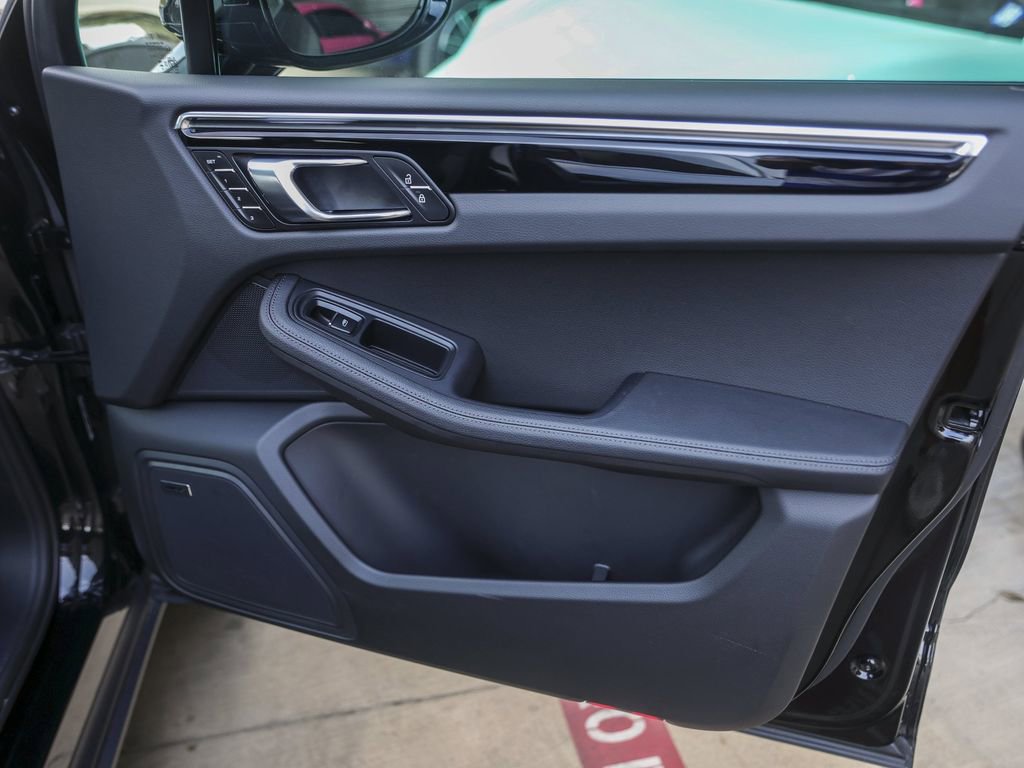 Certified 2025 Porsche Macan image 37