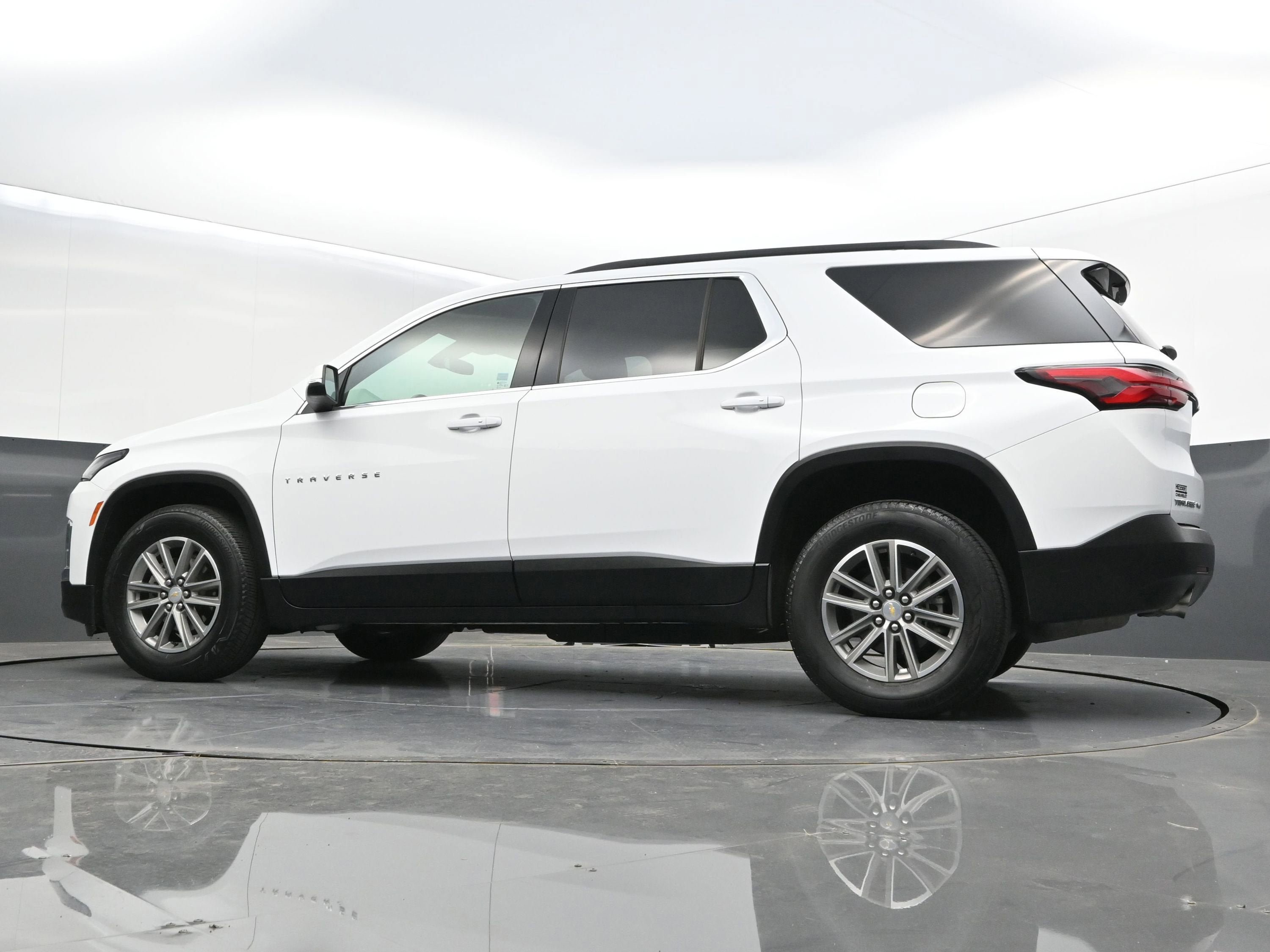 Used 2023 Chevrolet Traverse LT AWD/4WD image 41