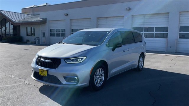 Used 2024 Chrysler Pacifica Touring-L image 5