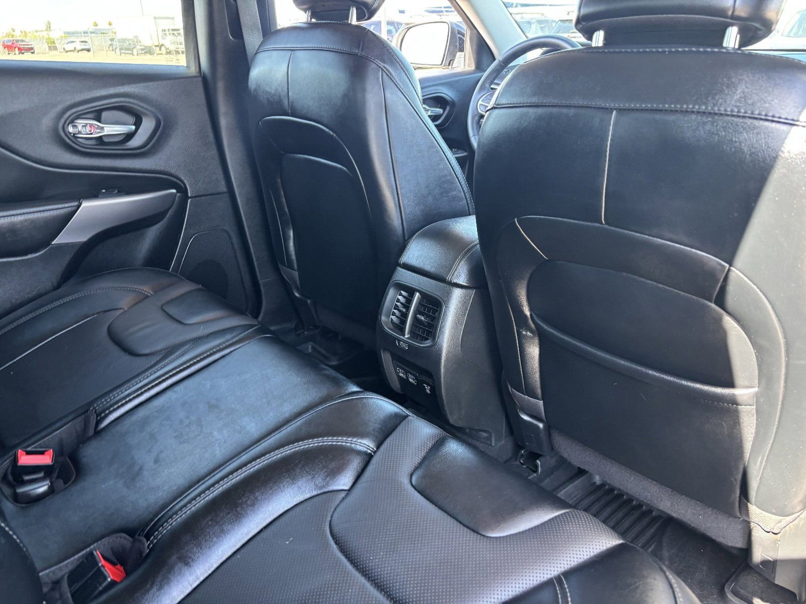 Used 2022 Jeep Cherokee Latitude Lux w/ Sun & Sound Group AWD/4WD image 13