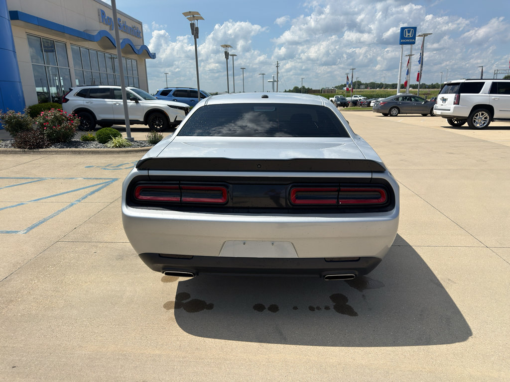 Used 2019 Dodge Challenger SXT w/ Driver Convenience Group RWD image 6