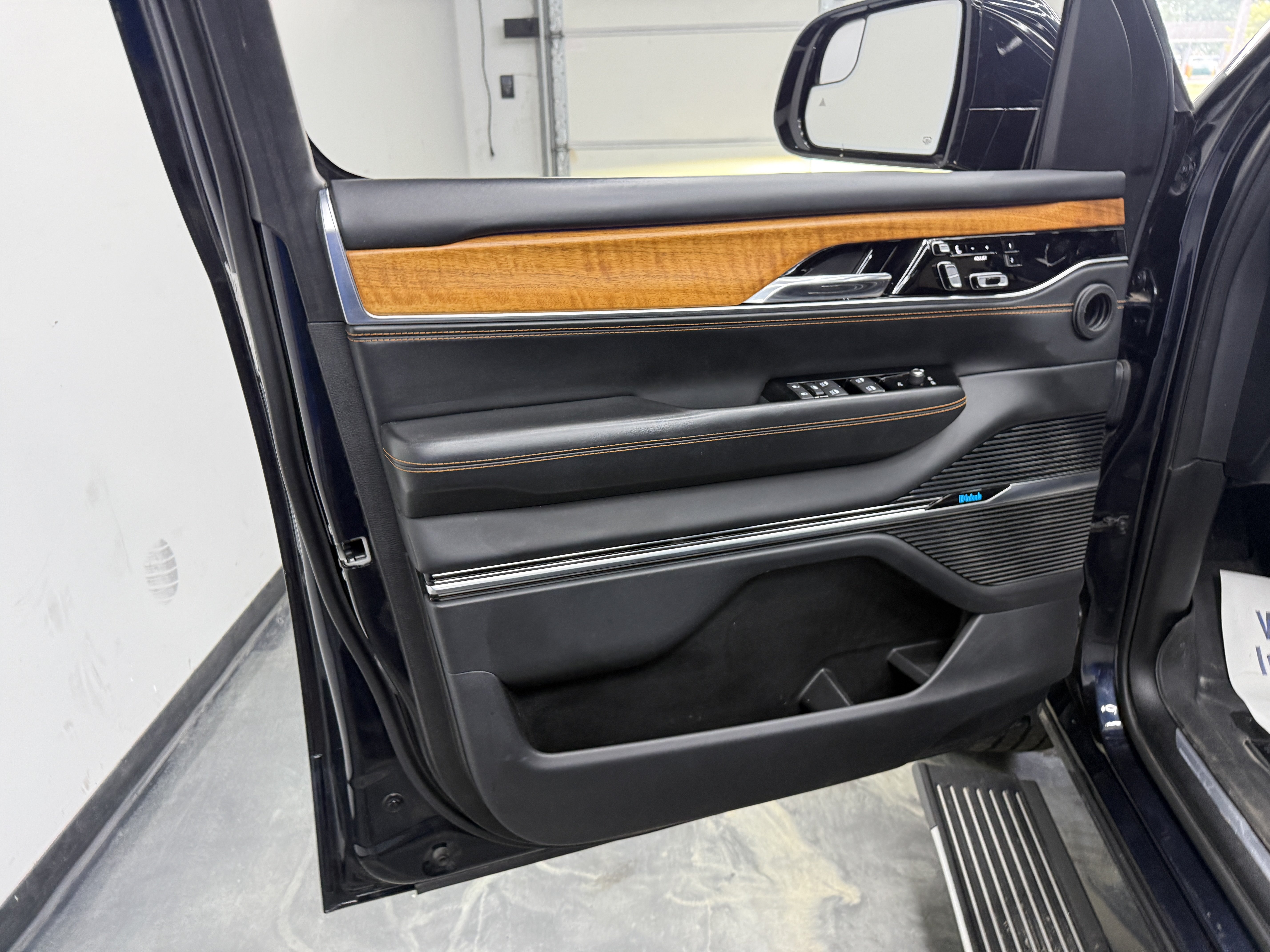 Used 2022 Jeep Grand Wagoneer Series III w/ Rear-Seat Entertainment Group AWD/4WD image 6