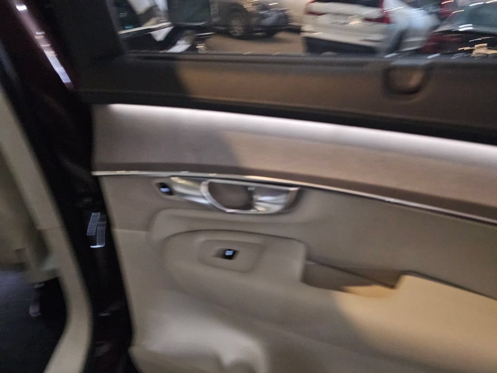 Certified 2025 Volvo XC90 T8 Ultra AWD/4WD image 10