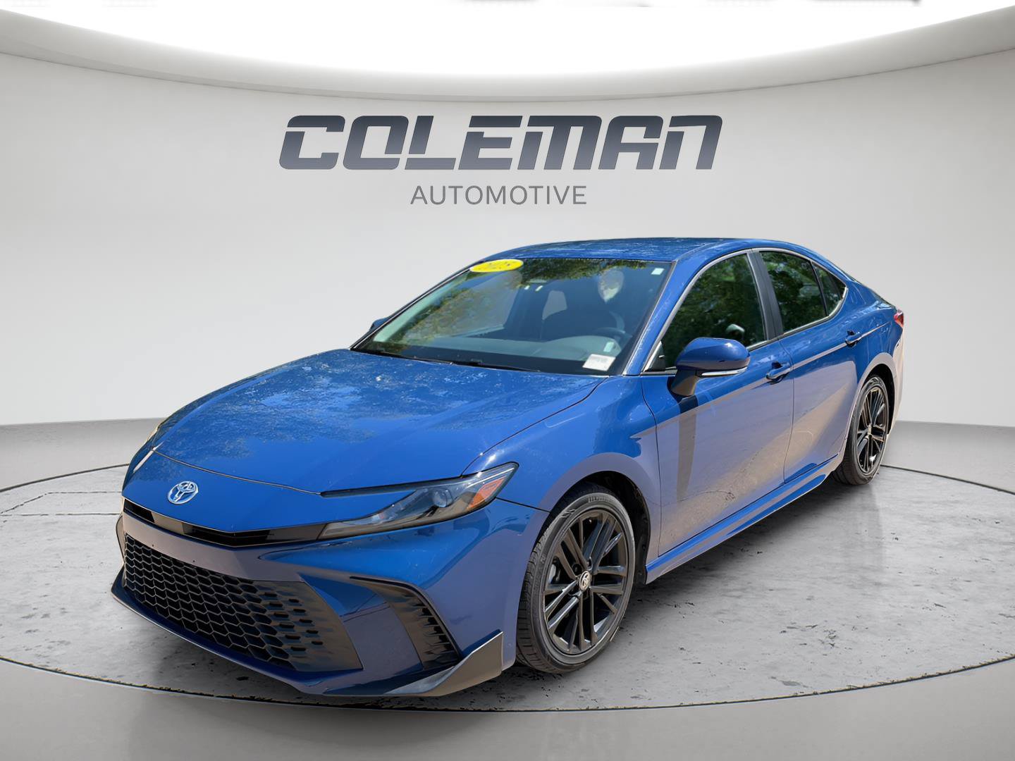 Used 2025 Toyota Camry SE FWD image 1