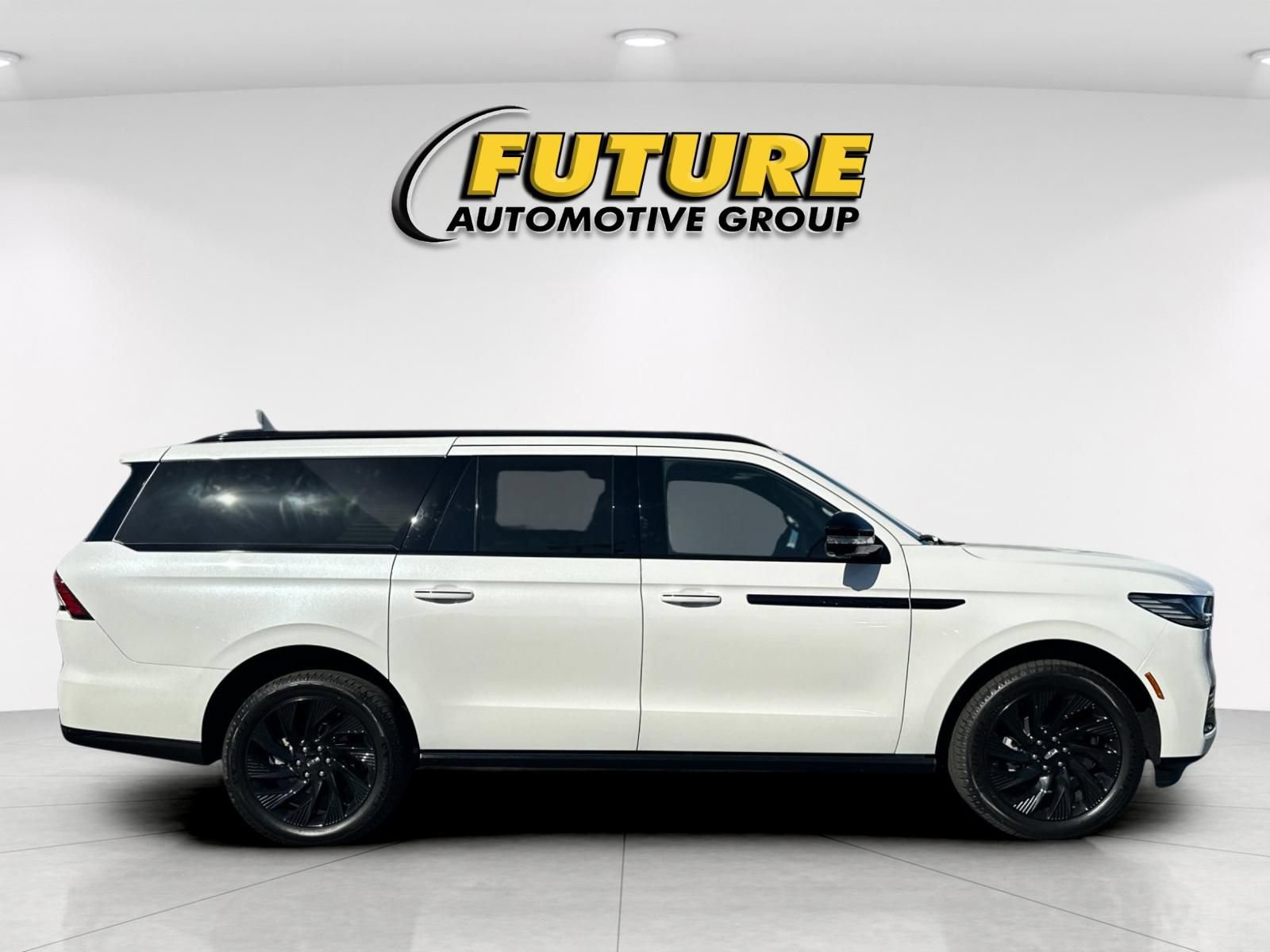 New 2026 Lincoln Navigator L Reserve w/ Jet Appearance Package AWD/4WD image 2