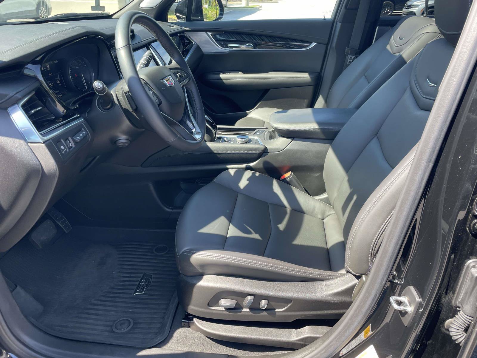 Used 2024 Cadillac XT6 Premium Luxury w/ Technology Package FWD image 17