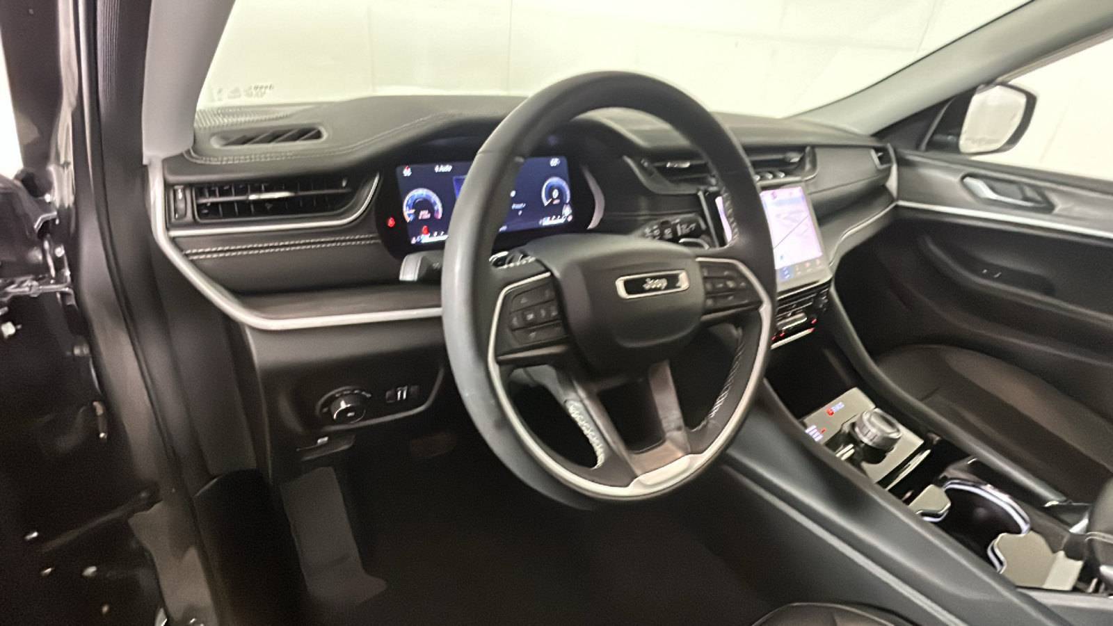 Used 2023 Jeep Grand Cherokee L Limited AWD/4WD image 16