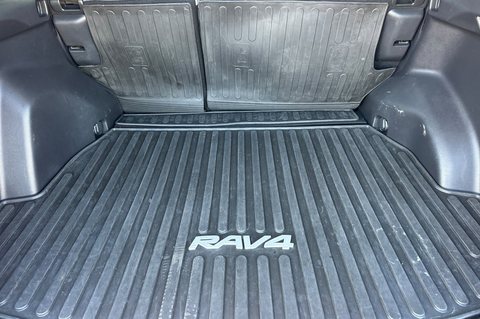 Certified 2020 Toyota RAV4 XLE w/ Convenience Package AWD/4WD image 15