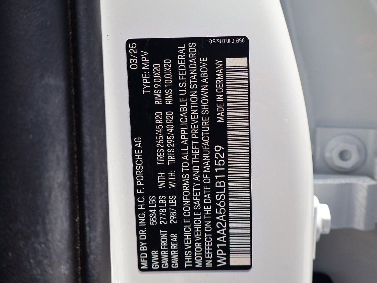 Certified 2025 Porsche Macan AWD/4WD image 29