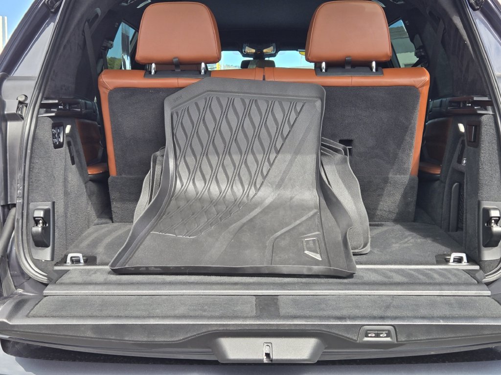 Used 2021 BMW X7 M50i w/ Dynamic Handling Package AWD/4WD image 30