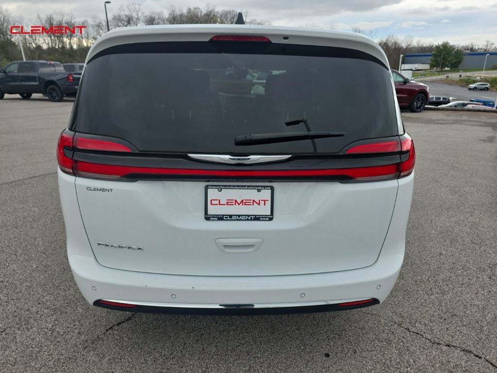 Used 2023 Chrysler Pacifica Touring-L image 17