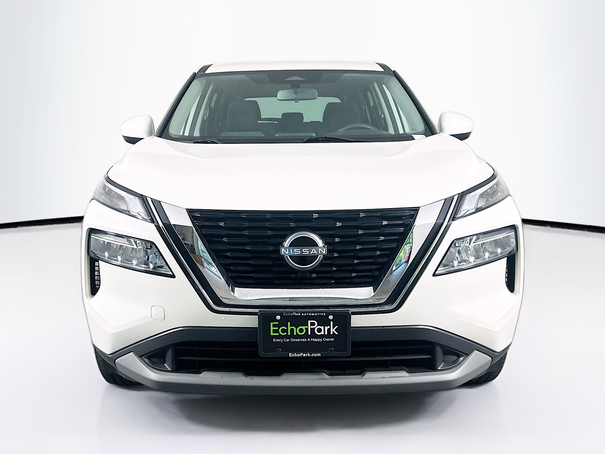 Used 2023 Nissan Rogue SV image 2