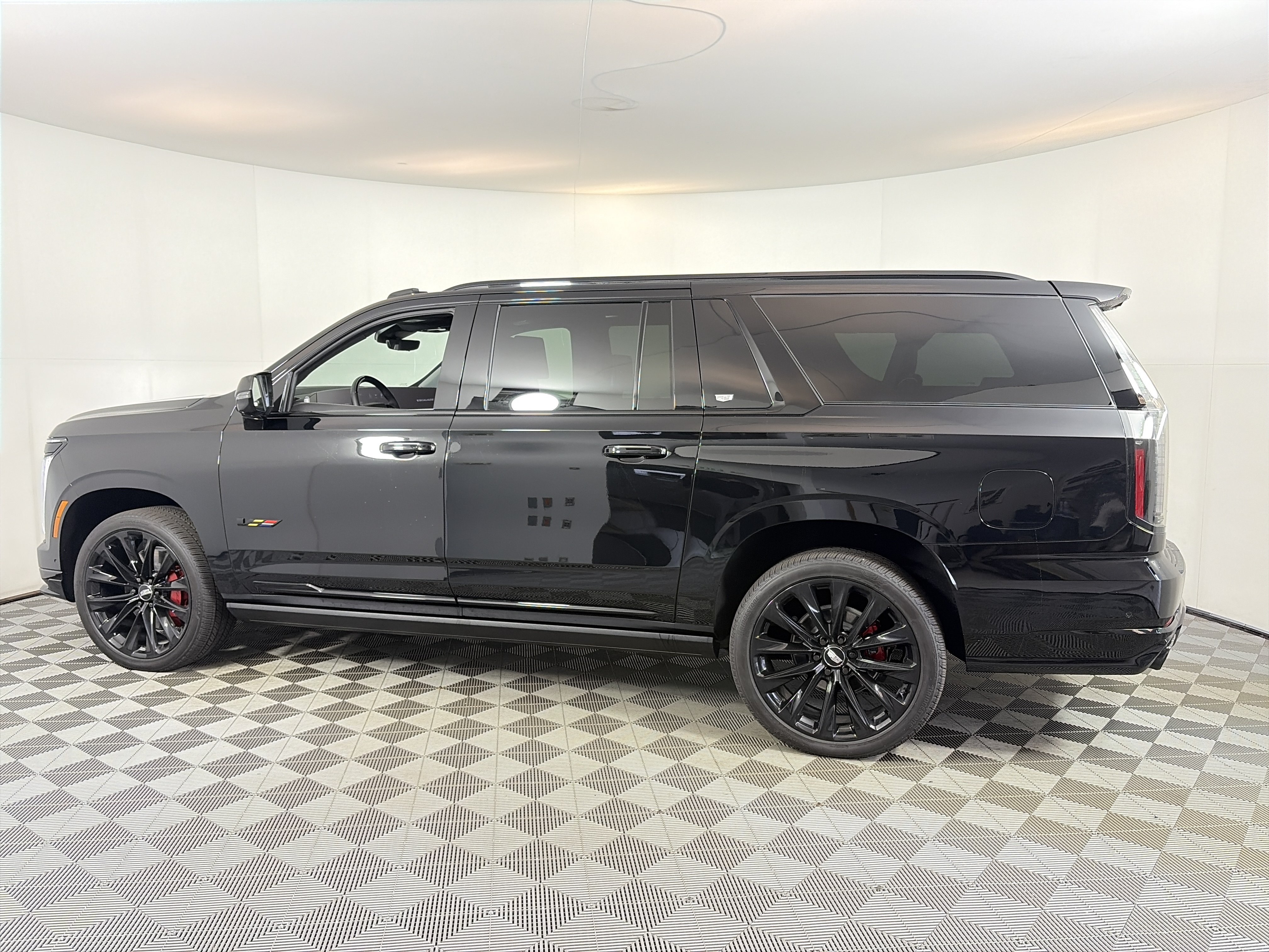 Certified 2026 Cadillac Escalade ESV V w/ LPO, ONYX Package AWD/4WD image 9