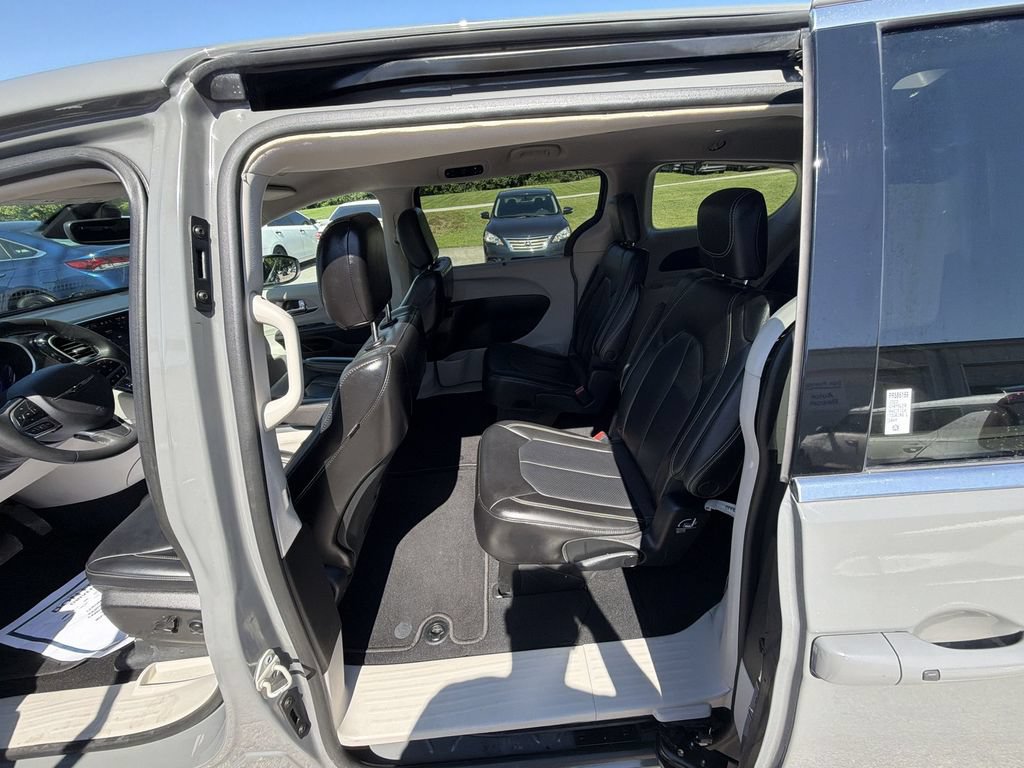 Used 2023 Chrysler Pacifica Touring-L FWD image 21
