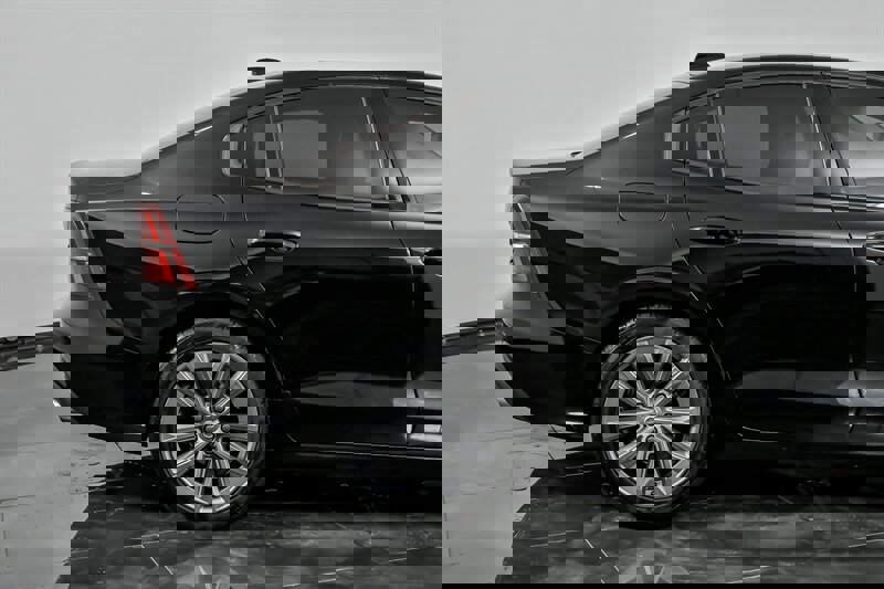 Used 2021 Volvo S60 T6 Momentum w/ Premium Package image 11