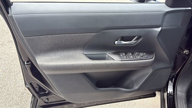 Used 2025 Nissan Kicks SV image 17