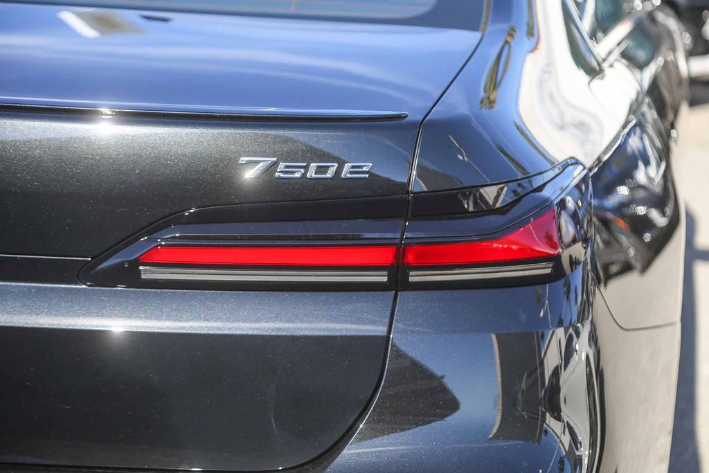 New 2026 BMW 750e xDrive w/ Premium Package AWD/4WD image 7