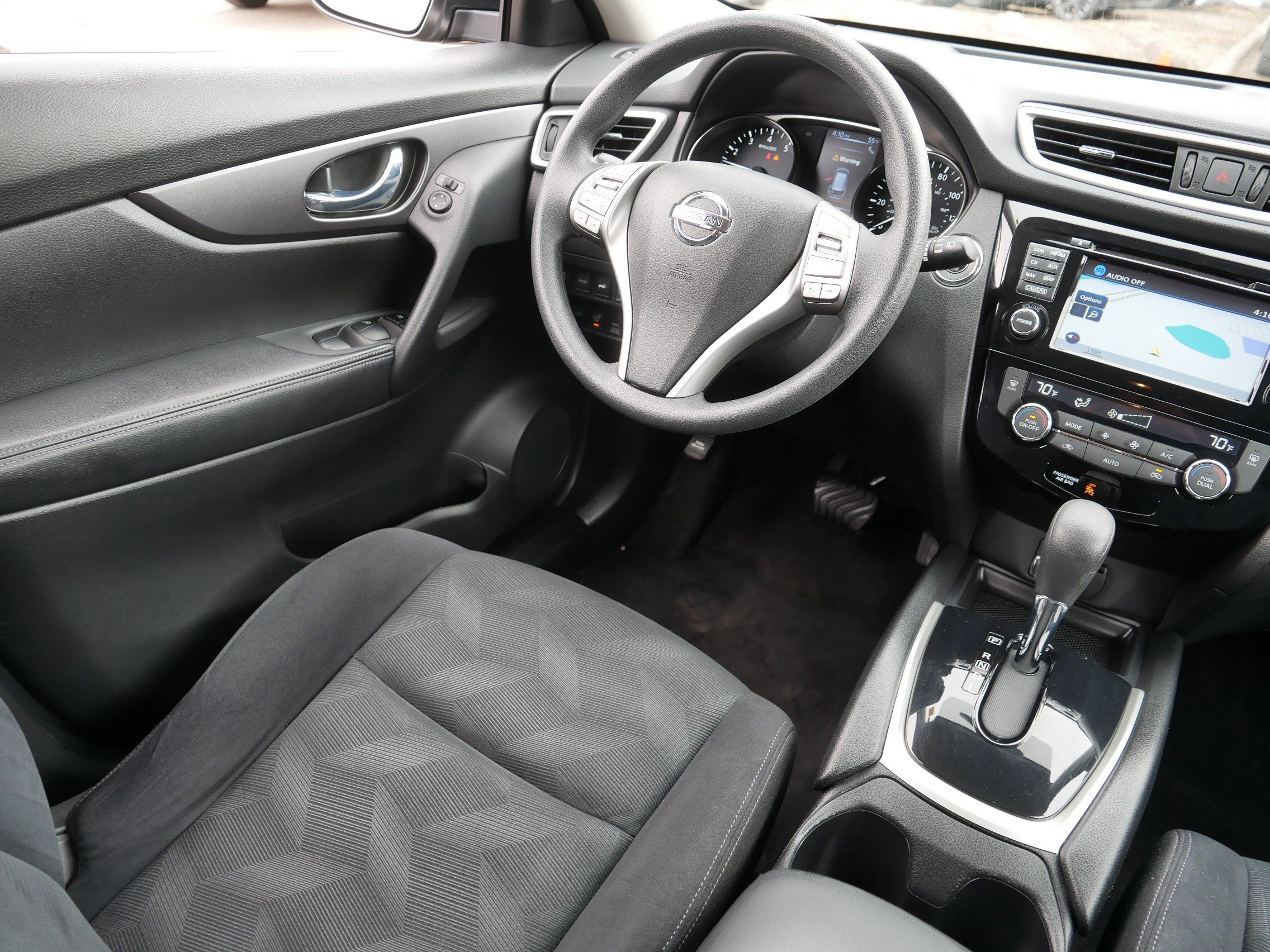 Used 2016 Nissan Rogue SV w/ SV Premium Package image 9