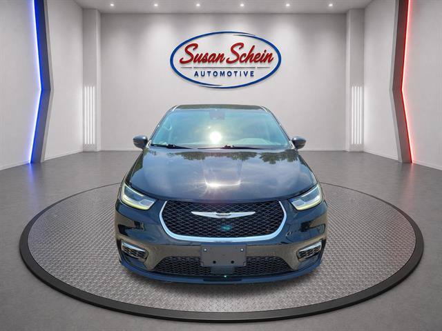 Used 2024 Chrysler Pacifica Limited FWD image 2