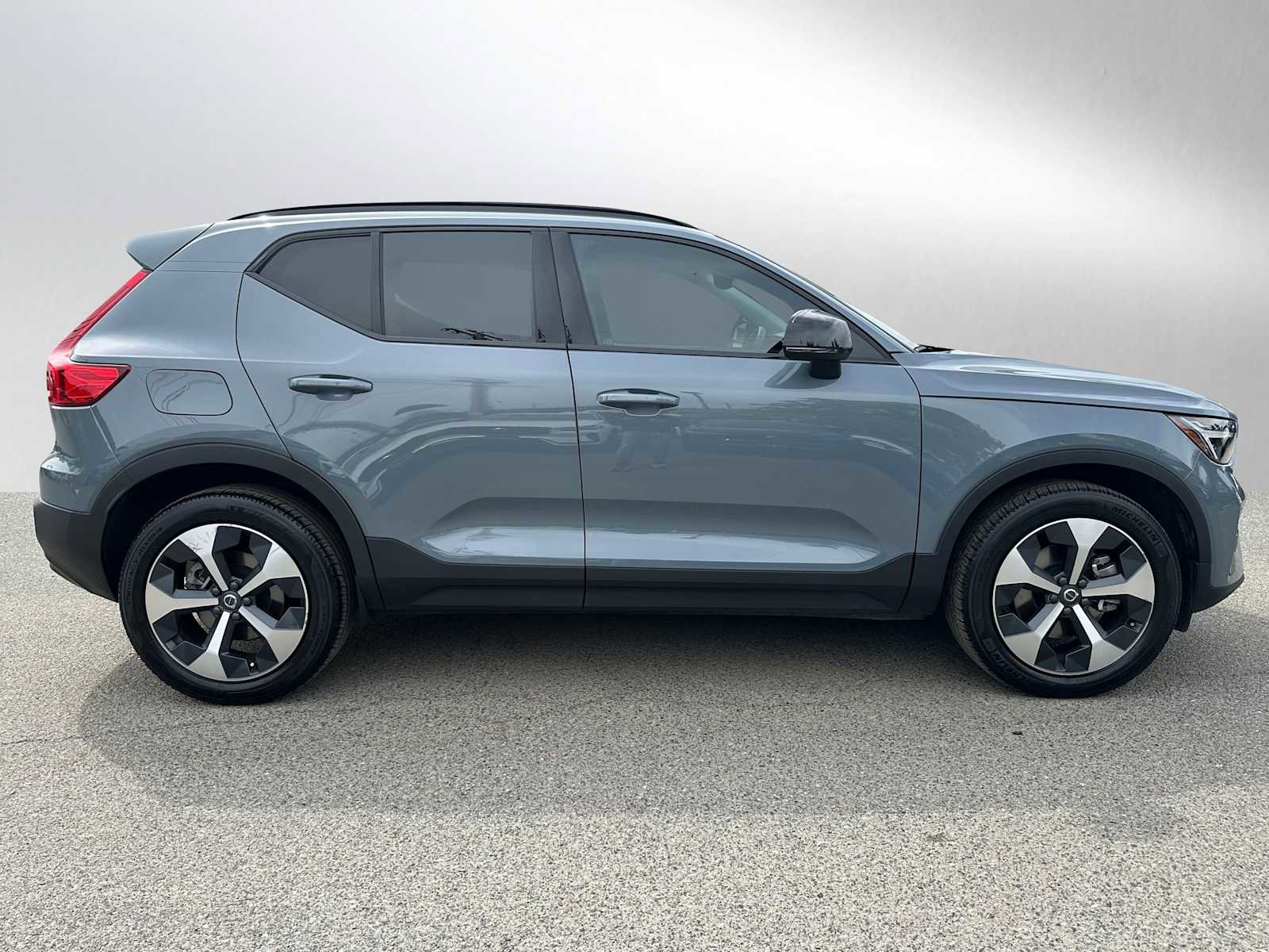 Certified 2023 Volvo XC40 B5 Plus w/ Protection Package Premier AWD/4WD image 3