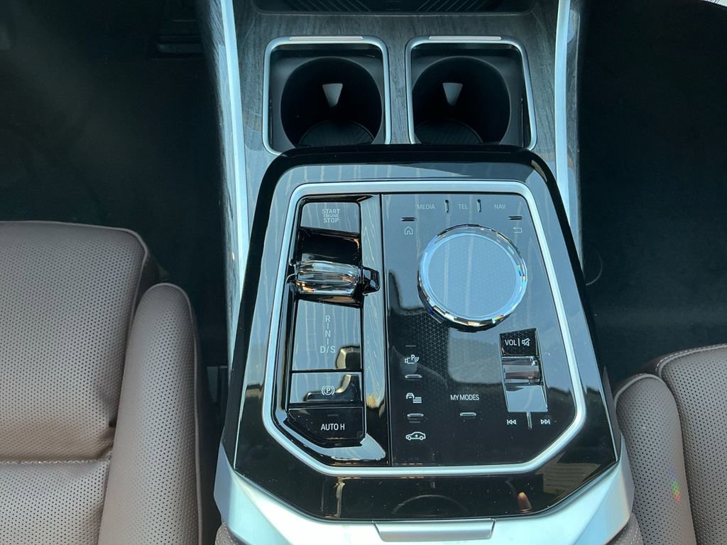 New 2026 BMW 750e xDrive w/ Premium Package image 11