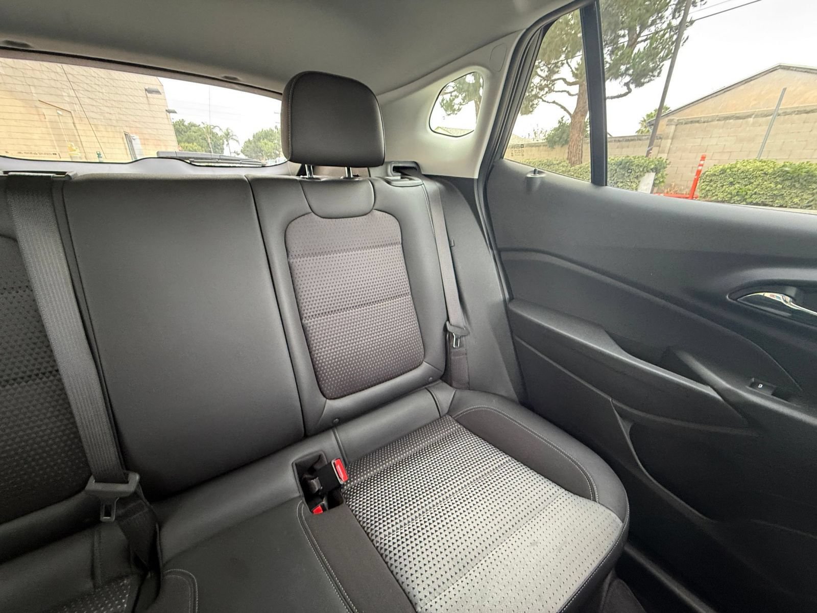 Used 2025 Chevrolet Trax LT w/ LT Convenience Package FWD image 34