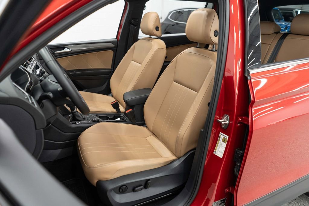 Used 2024 Volkswagen Tiguan SE w/ Panoramic Sunroof Package AWD/4WD image 8