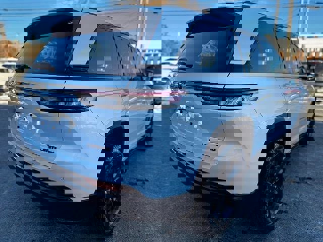 Used 2023 Jeep Grand Cherokee Limited w/ Black Appearance Package image 9