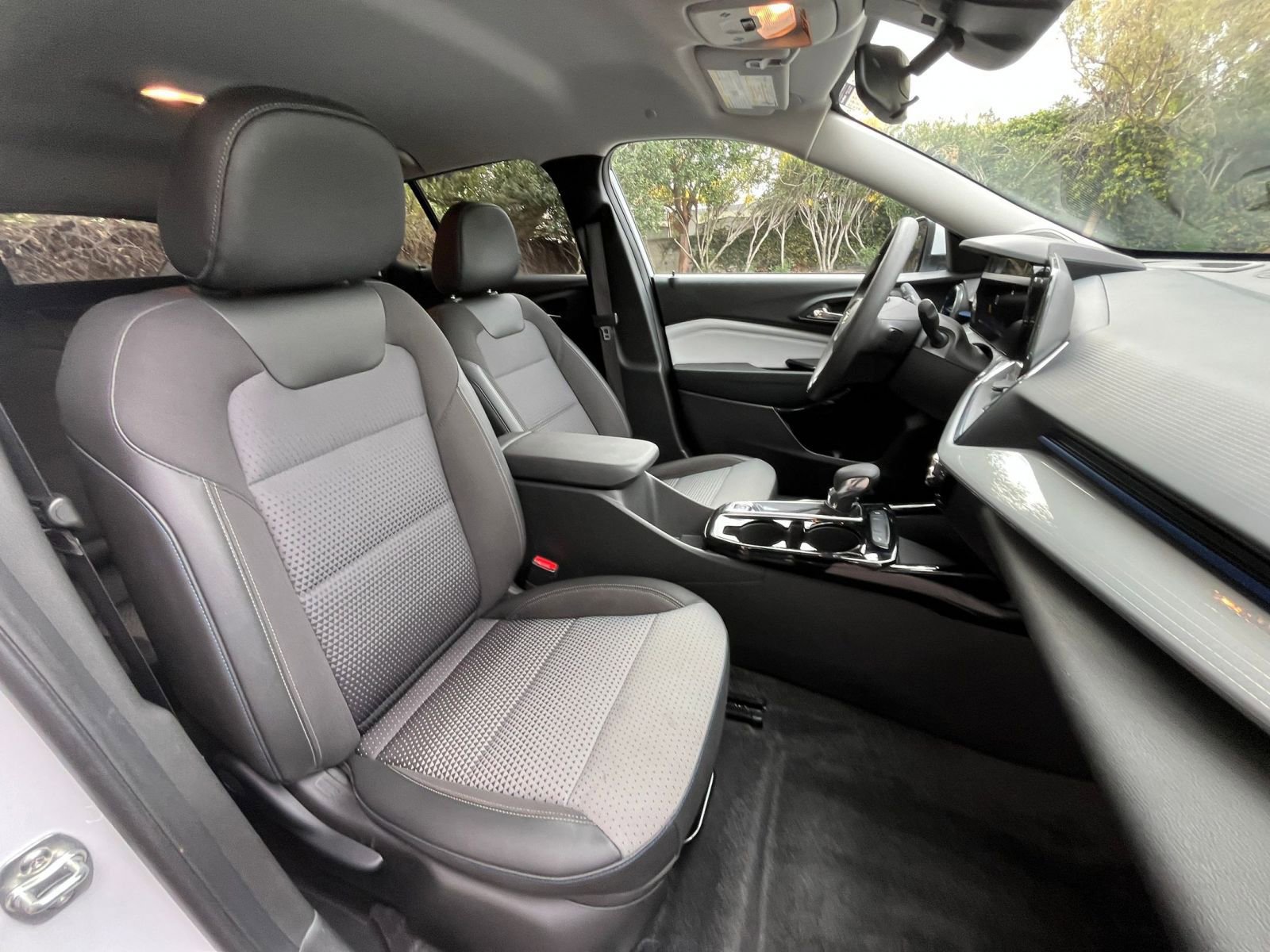 Used 2025 Chevrolet Trax LT image 34